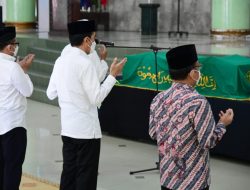 Presiden Jokowi Takziah ke Mendiang Artidjo Alkostar