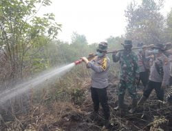 Kapolda Riau dan Istri Ikut Berjibaku Padamkan Karhutla di Bengkalis