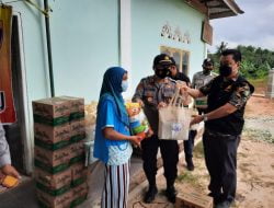 Kapolsek Tenayan Raya Pekanbaru Terjun dalam “Jumat Barokah” Bantu Lansia dan Janda