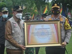Siaga Atasi Karhutla, Kapolresta Pekanbaru Terima Penghargaan Walikota