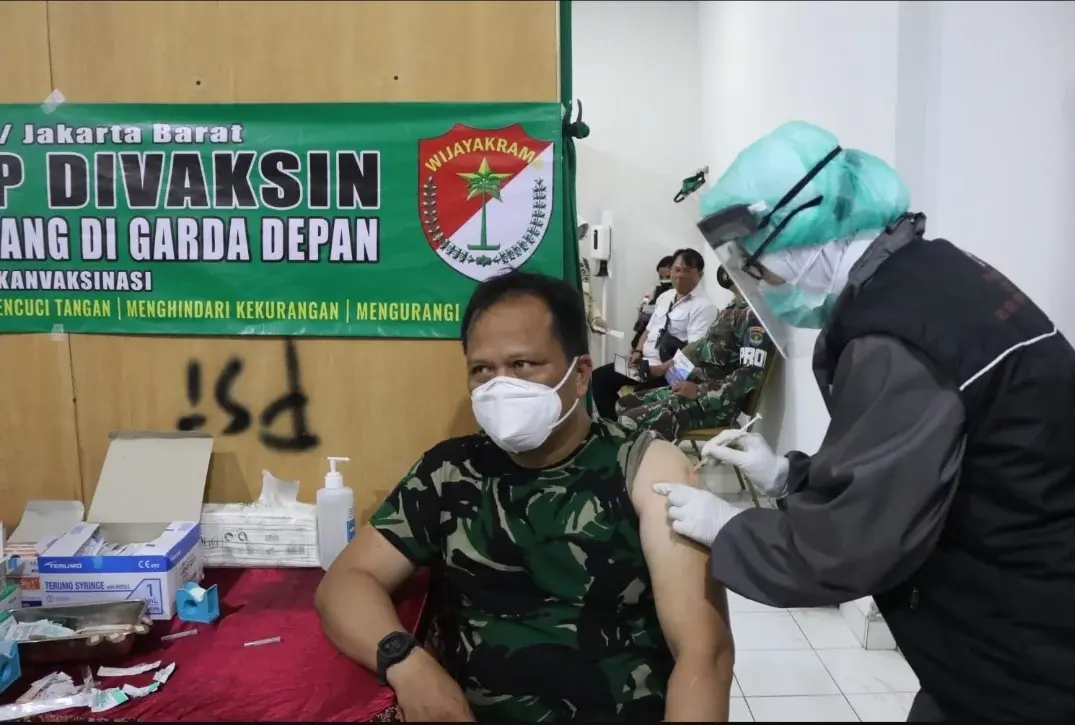 Kapten Moerdoko Terima Vaksinasi Pertama