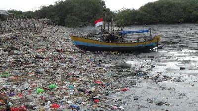 Tumpukan Sampah Penuhi Bibir Pantai Mayanga Kota Probolinggo