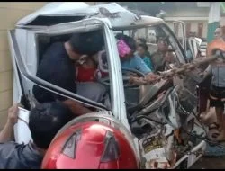 Truk Hantam Pohon, Sopir Terjepit Mobil Ringsek