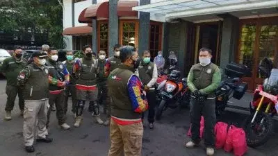 KEMENDAGRI DAN SATPOL PP JABAR BERIKAN BANSOS SAMBIL PATROLI PROKES