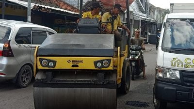 Kasub Dinas PUPR Provinsi Jawa Barat Lakukan Pemeliharaan Jalan di Kota Garut