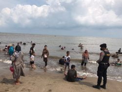 Ditsamapta Polda Banten Patroli Wisata di Pantai Anyer