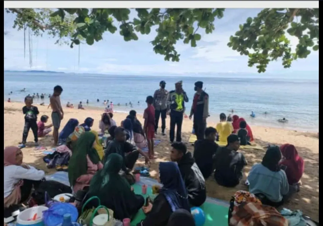 Tim Vaksinator Incar Wisatawan Pesisir Pantai di Tolitoli