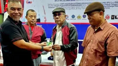 Pekerja Seni Anggota FSPTSI All Industrial Mendapat Kartu BPJS TK