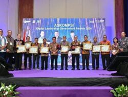 Restuardy Daud Serahkan Penghargaan ASKOMPSI Digital Leadership Government Awards 2024