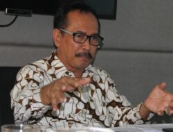 PENDULUM POLITIK PRESIDEN PRABOWO DALAM PRASANGKA INDONESIA GELAP