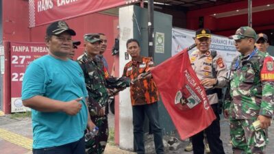 Polisi Tertibkan Ratusan Bendera Ormas di Jakpus